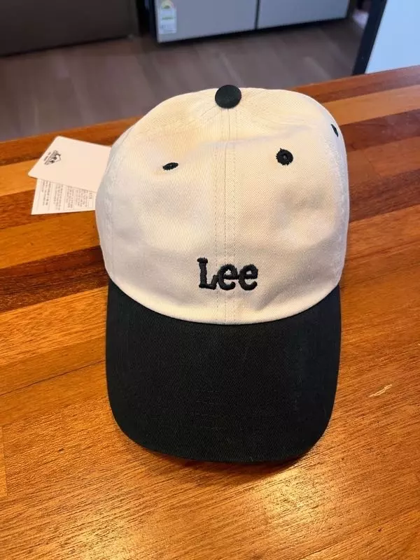 아이보리와 그린의 조합은 어떤 옷이라도 매치가 될거 같아요. 머리가 길고 머리숱이 많