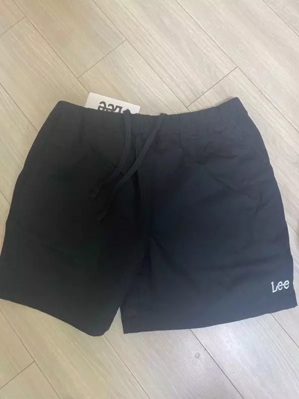 크게 입을라고 샀는데 생각보다 더 컸오요. 사이즈 잘 보고 구매하셔야 할 듯