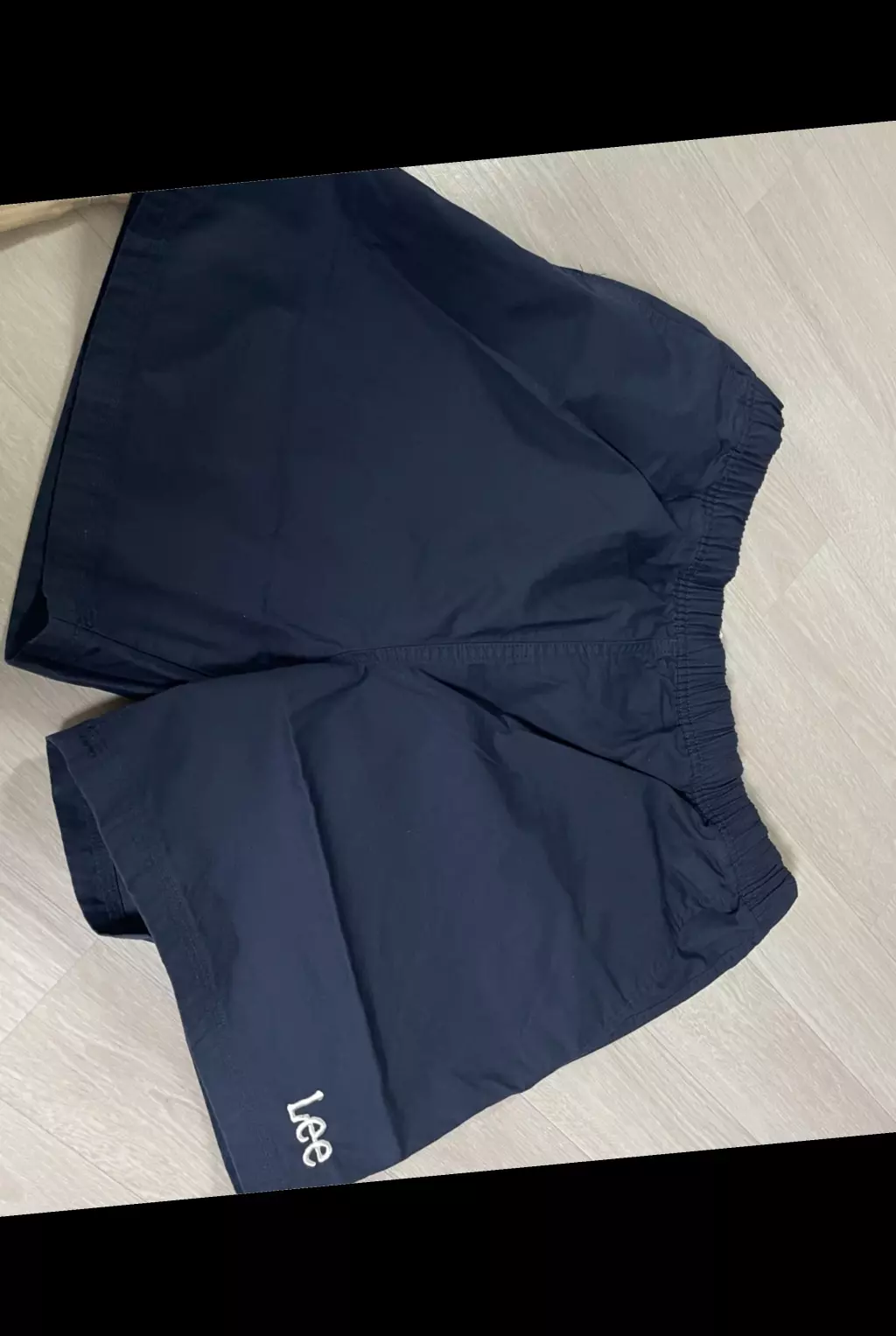 얇은면은 아니고 신축성도 떨어져요그치만 이쁘네요로고때문인듯..ㅋㅋ