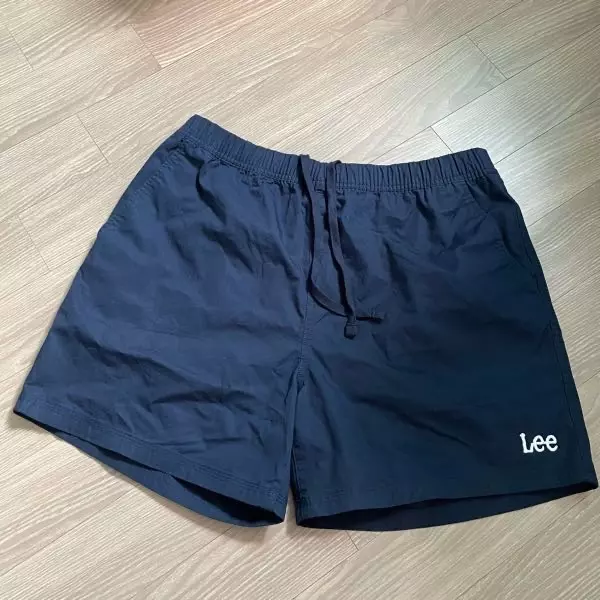 바스락 거리는 소재고 여름에 예쁘게 잘 입을 거 같아요 무진장 크긴 해요