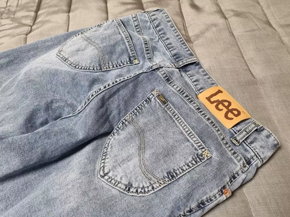 색상도 디테일도 정말 이쁜 여름 바지입니다:) 같은 디자인으로 다른 컬러 있으면 사고