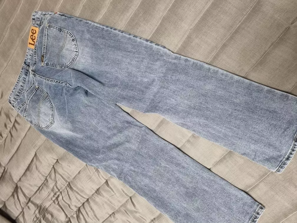 색상도 디테일도 정말 이쁜 여름 바지입니다:) 같은 디자인으로 다른 컬러 있으면 사고