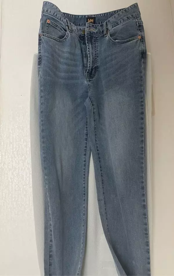 길이 적당하고 소재 얇아서 더운 여름날에도 잘 입을 수 있는 바지입니다!!