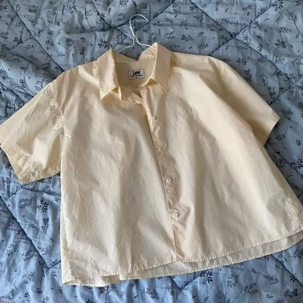 여름에 시원하게 입기 좋은 얇은 면 소재에요 ㅎㅎ색도 예쁜 병아리 색이라 잘 입을 것