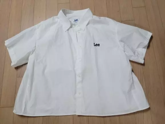 엄청 얇아서 여름에 걸치기 좋고, 약간 바스락거리고 구김 잘 가는 재질인데 그게 매력