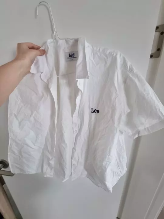 세탁기 돌리면 꾸겨지는 재질이긴 한데 다리고 입으면 예뻐요