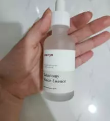 잘 사용하고 있습니다~ 이 제품을 아주 순하면서 화이트닝에 효과적이예요! 1년 넘어서