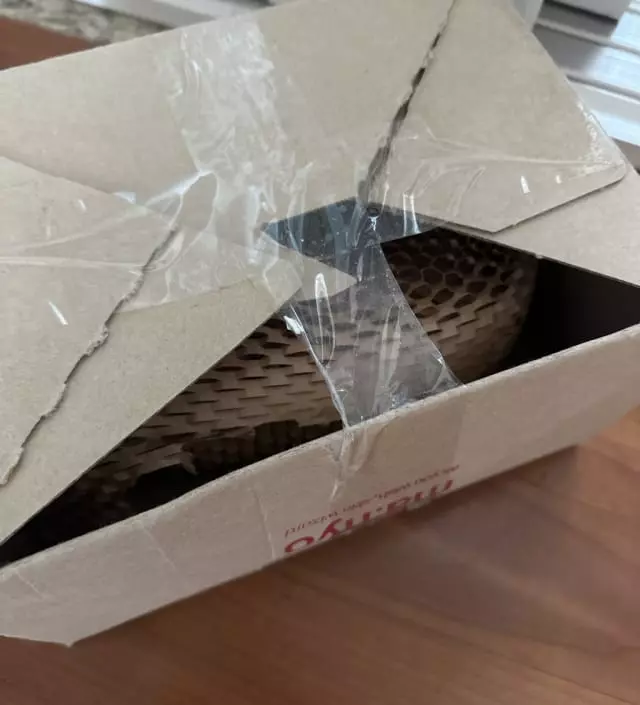 최근 받아본 배송 상태중에 최악이네요…화장품은 손상이 없지만 이건 아니라 생각합니