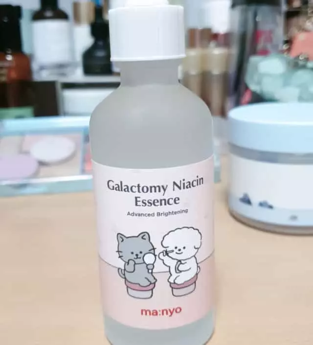 계속  꾸준히 쓰고 있는제품이예요 촉촉해서 피부에 스며들고 향도 무향이여서 좋아해요