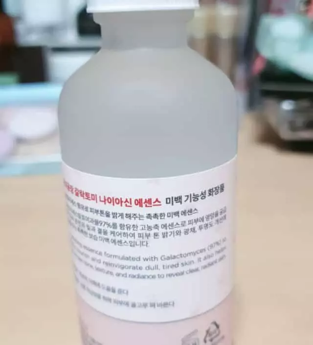 계속  꾸준히 쓰고 있는제품이예요 촉촉해서 피부에 스며들고 향도 무향이여서 좋아해요