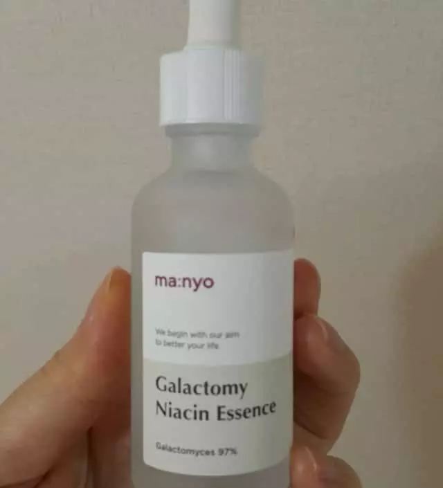 후기 보고 주문했어요.. 지금까지 써본 에센스와는 전혀 다르네요. 그냥 액체 타입이에