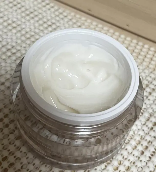 제 생각보다 가벼운 제형이에요 지성들도 쓸 수 있지않을까 싶음.. 저는 악건성이라 이