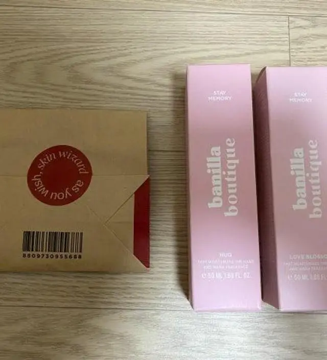 패키지도 이쁘구 향 좋아요 꽃향 섬유유연제향 같아요 샘플도 잘쓸게요:)