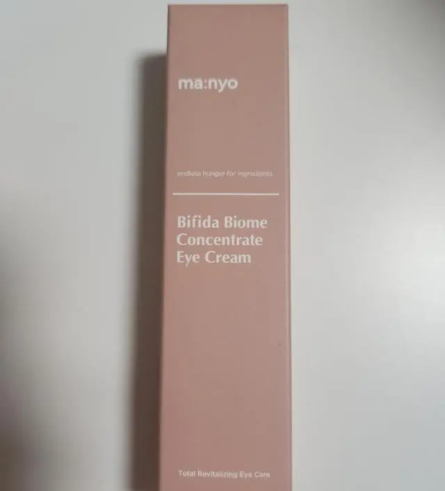 이 제품을 알고난 후로 몇년동안 꾸준히 쓰고있는 아이크림입니다. 발림성이 부드럽고 