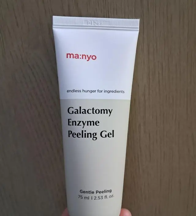 각질 제거제 몇 개 써봤지만 얘는 각질 제거 입자가 곱고 부드러워요. 각질 제거도 잘 