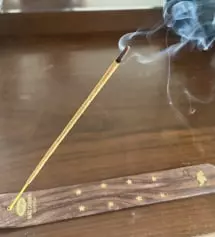 향이 은은하고 절에서 나는 향 같은데 더 리치한 향이에요 마음이 편안해 지고 좋아요
