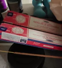 향이 조금 강해서 잘 태우진 않지만 냄새제거로 무난합니다 향이 강하지 않은 다른 종류