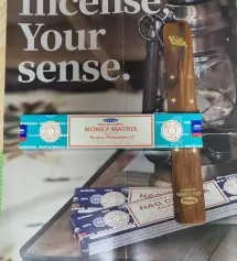 향이 독특하고 좋아요 쉽게 맡을수 있는 향이 아니라 더 좋아요 어렸을때 맡았던 향수 