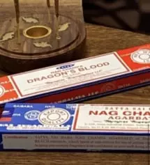 향이 좋아요. 다만 다른 인센스보다 스틱 자체가 조금 두껍고 가루가 많이 나오는 건 적