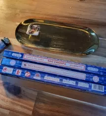 정품이라 그런지 다른곳에서 산곳보다 향도 좋고 불도 잘 붙어 향피우기 수월합니다
