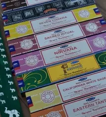 아직 향을 피우진 않았는데 일단 가만히 놔둬도 종이 비누에서 날 법한 향기가 나고 홀