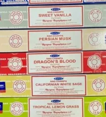 사랑스러운 향이에요~ 파우더가 다른거에 비해 많이 안묻어 있는것 같아요
