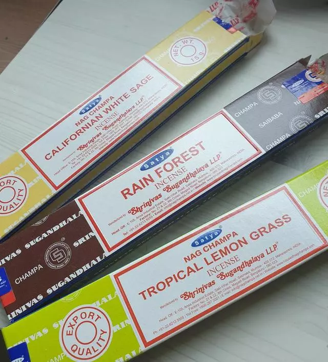 향이 너무 이쁜(?) 향이예요~ 홀더 뚜껑 닫고 은은하게 키면 너무 좋아요
