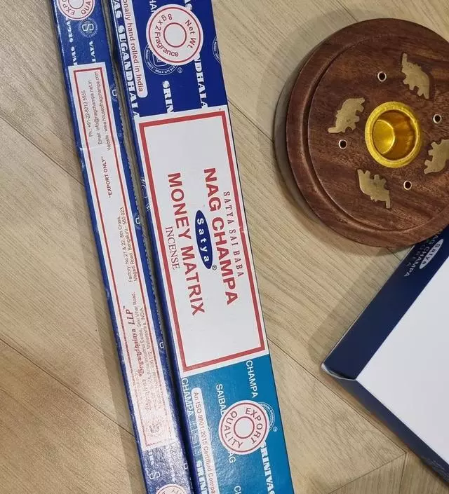 어젯밤에 하나 켰는데 다음날 퇴근하고서 집에 들어오니 은은하게 나는 나그참파 향기가