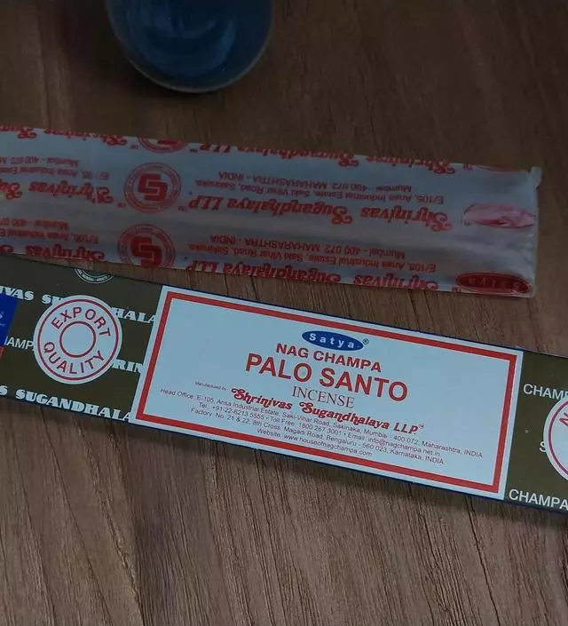 안정감이 느껴지는 향이에요. 묵묵하지만 믿음이 가는 사람처럼.
