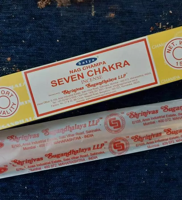 향이 진하고 화사한 느낌이 들었어요
