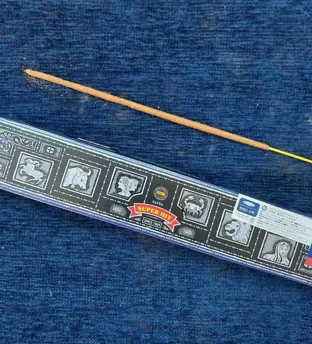 슈퍼히트는 피울 때 보다는 피우고 나서 잔향이 더 좋은 것 같아요.
