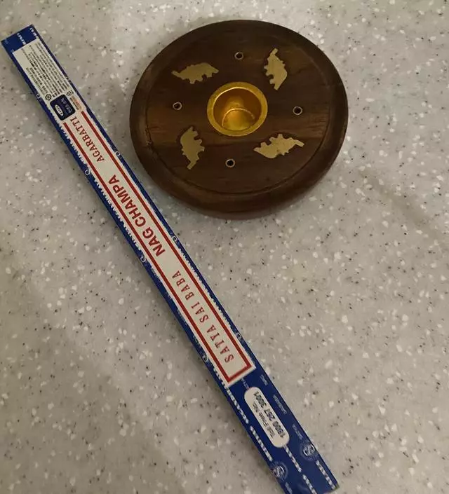 향이 강하긴 하지만 창문 열어놓고 태워요
