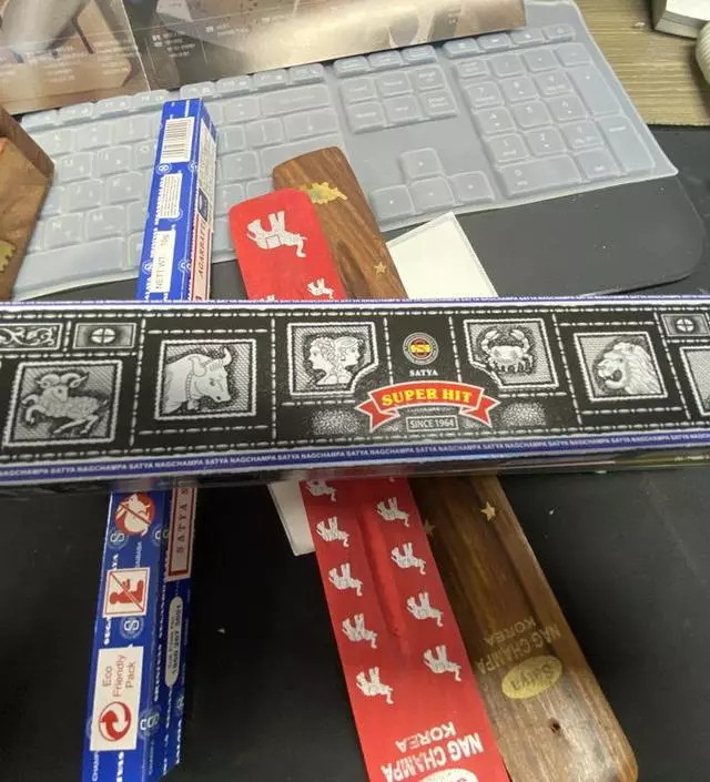 가루날림이 좀 많이 떨어지지만 향은 좋네요. 차분해지고.
