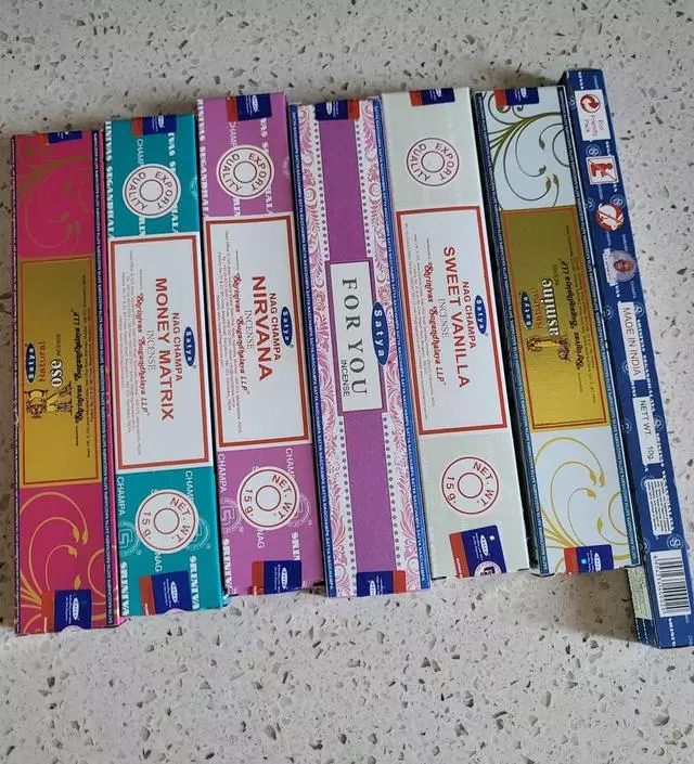 첫 구매 첫 사용입니다 ㅋㅋ 박스 밖으로 하나하나 냄새 맡아보니 시그니처가 제일 좋은