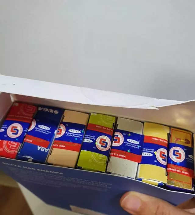 인센스 스틱 처음 써보는데 향이 좋고 엄청 빨리 퍼져요
