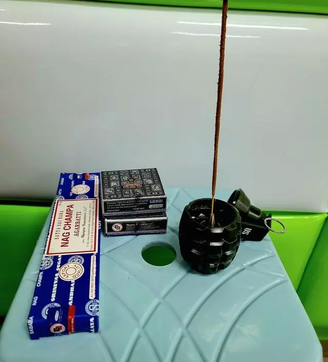 처음 써 보네요 처음엔 향이 생소했는데 계속 향을 맡아 보니 좋네요 괜찮네요
