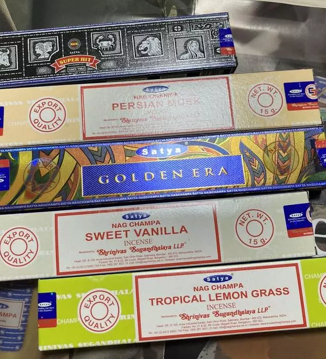 우연히 인센스 스틱을 알게되서 한곽만 사서 피우게 됐는데 향도 좋고 뭔가 마음이 안정