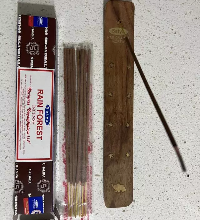 비오는 날이 생각나는 인센트를 기대해서 구매해봤습니다 포근한 향이 나네요 우중캠에