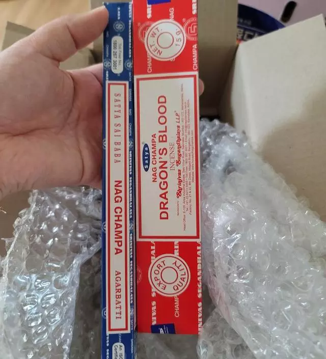 라이브때 추천해주셔서 구매했는데 태우기 전에 향 끝내줘요
