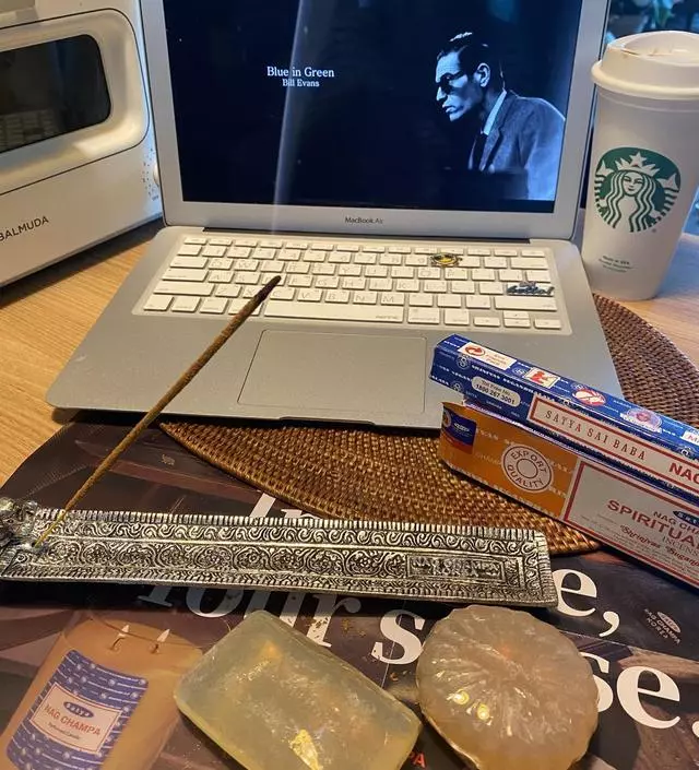 다니던 미용실 향이 좋아 물어봐서 구매까지 했네요 향을 피우니 마음까지 차분해져 좋