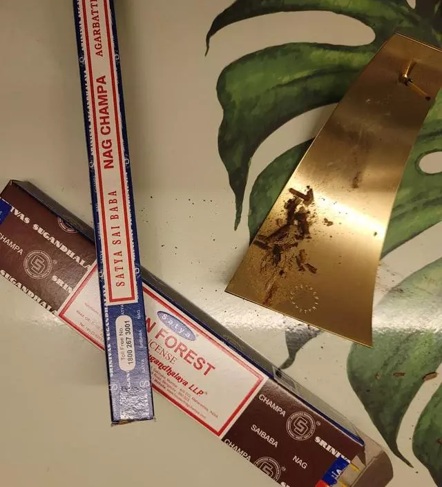 인센스스틱 종종 태우는데 나그참파는 인도느낌 물씬인 것이 돋보적인 매력이 있습니다