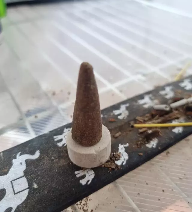 싱기하게생겻어요 스틱하고 냄새도 약간다른거가틈
