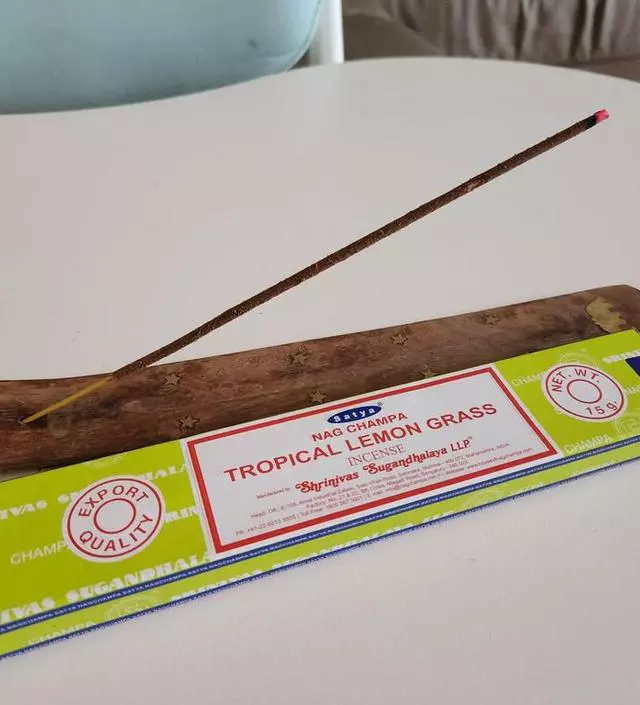 향이 너무 상콤해요^^ 은은하게 퍼지는 본래의 향에 트로피컬 향이 더해지면서 기분도 