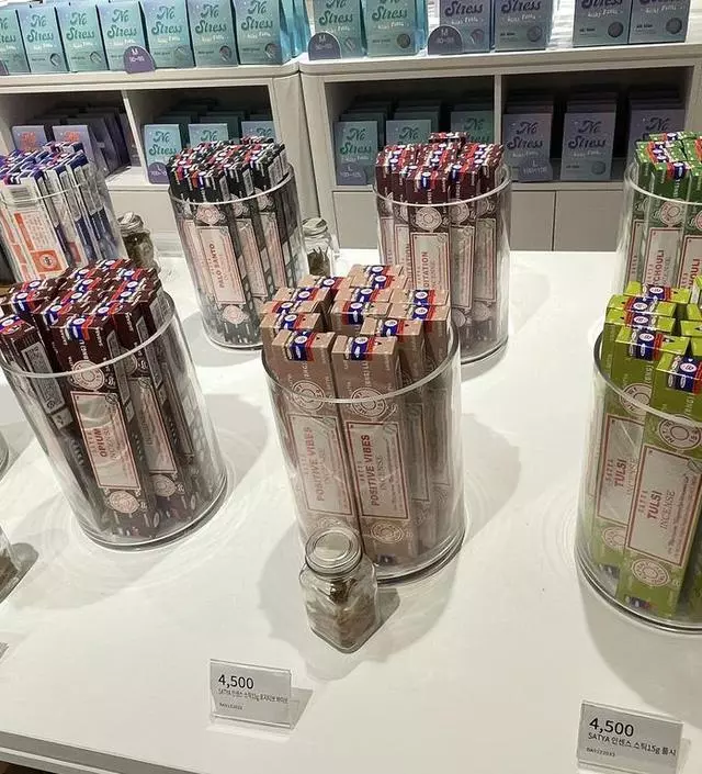 어제 쇼핑하다 만난 나그참파들입니다 반가운 마음에 사진을 찍었내요 오프라인 매장에