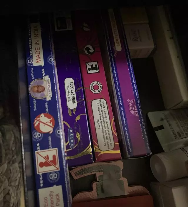 향이 진해서 좋네요~~~ 종종 사용하는데 향을 피우지 않아도 향이 계속 나서 좋네요 잘