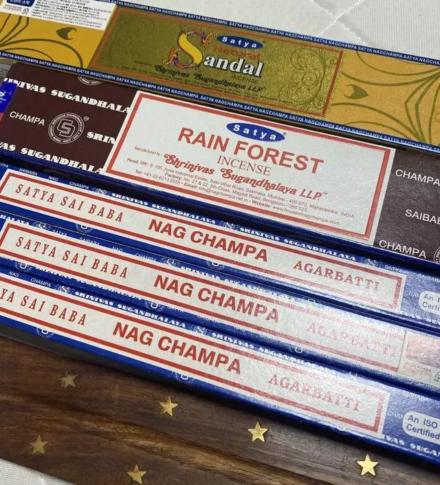 인센스스틱 처음 사용해봤는데 향도 너무 좋고 한펀피우고 나면 향이 은은하게 남아서 