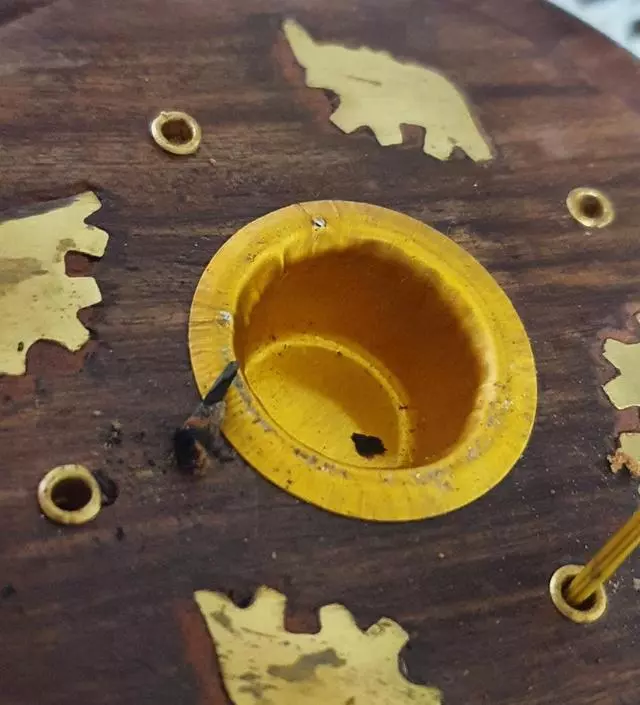 구멍 몇개는 스틱 들어가지도 않아요 뭐가 막혀있음... 향은 좋습니다
