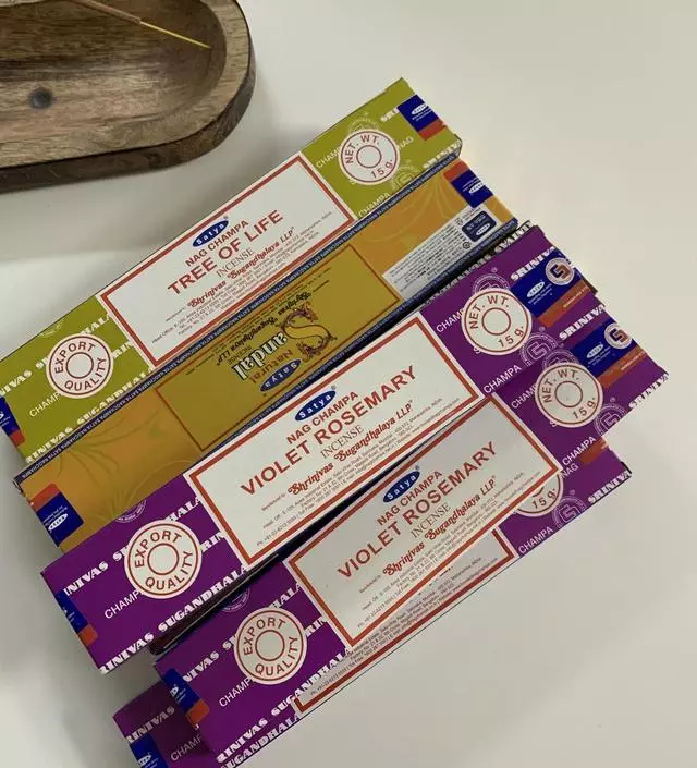 굿굿 항상 주문하는 제품들과 새로운 향도 추가로 주문했어요 이제는 나그참파 없으면 