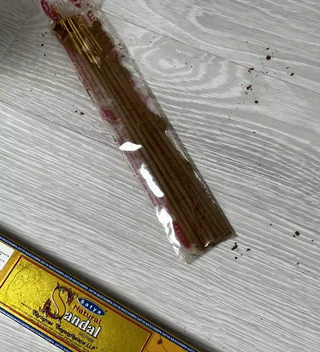 원래 기존 쓰던 브랜드 스틱인데요.. 기대하고 처음 뜯은 스틱이 이런 상태라서 우수수