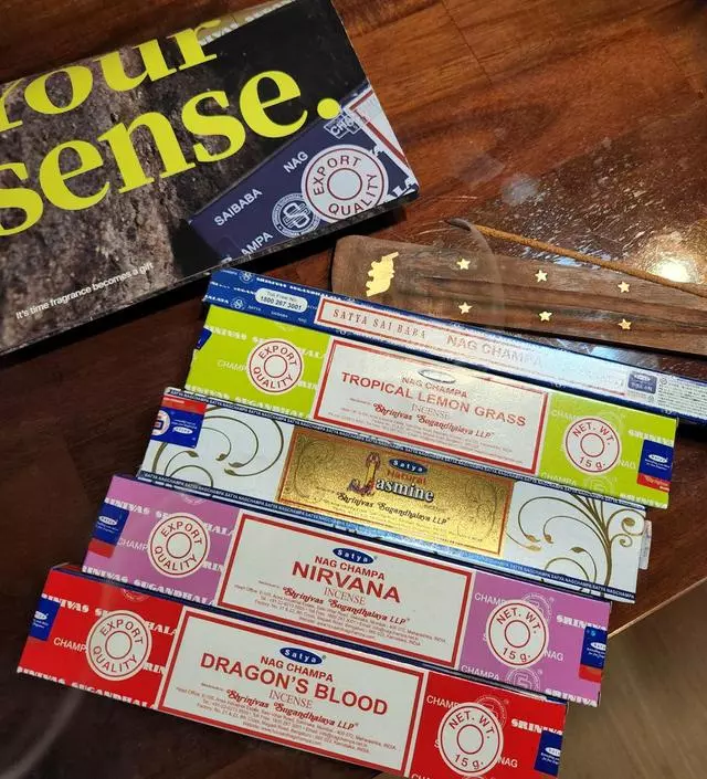 레몬그라스의 향과 나그참파만의 고유의 향이 어울러져 기분 좋은 향을 내는거 같아요~